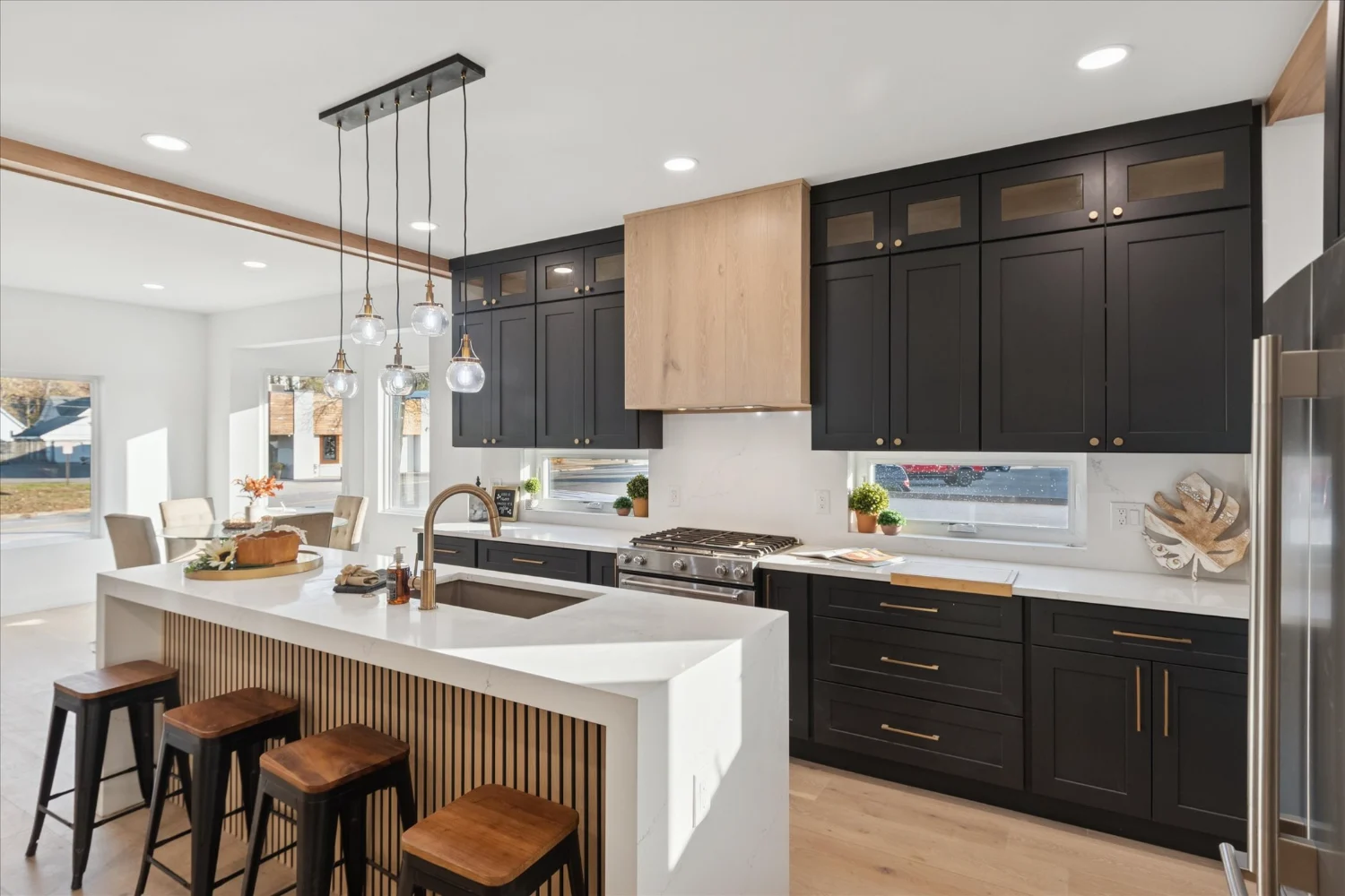 10-125 N Washington Ave-WindowStill-Photography