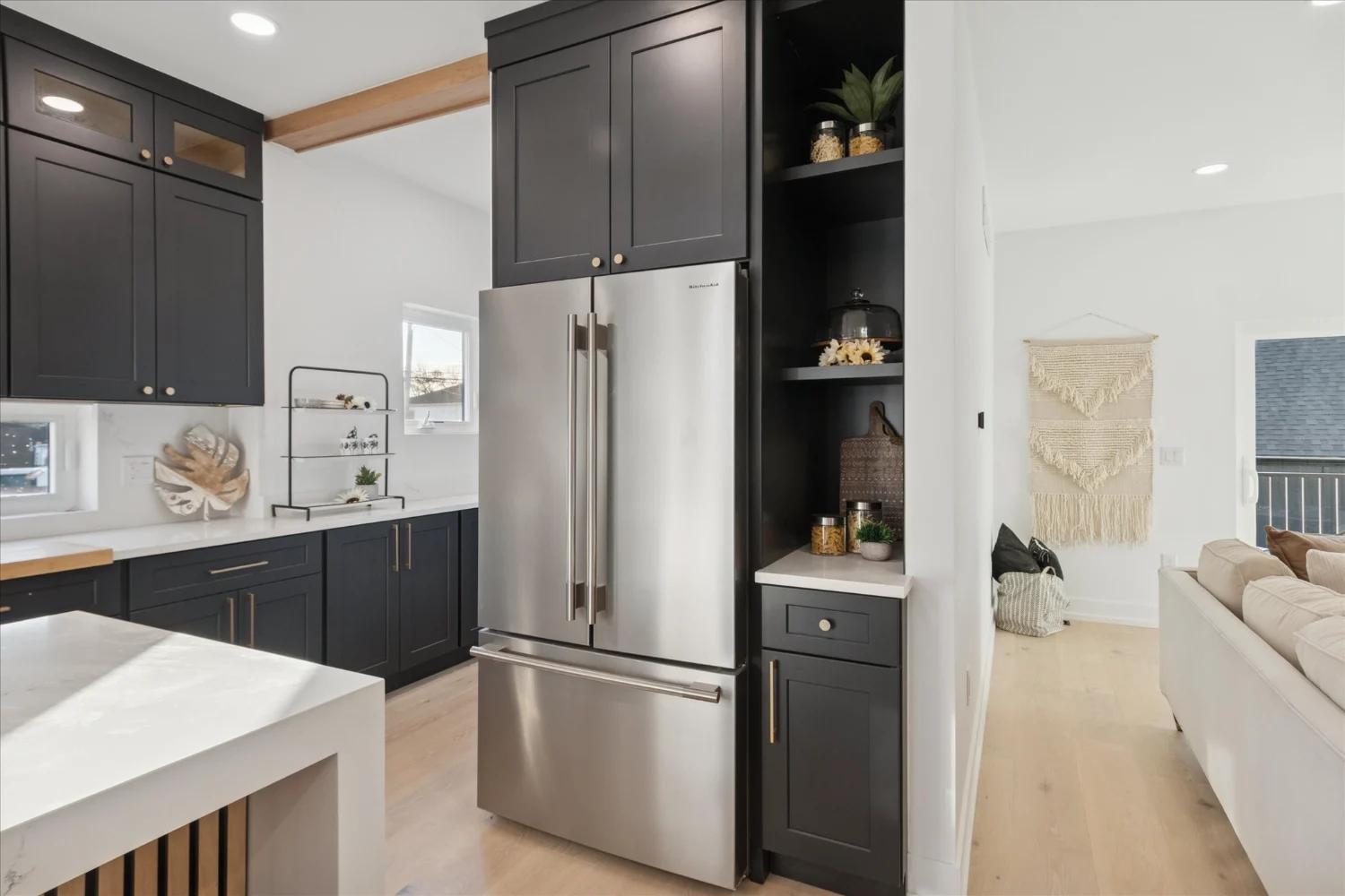 11-125 N Washington Ave-WindowStill-Photography