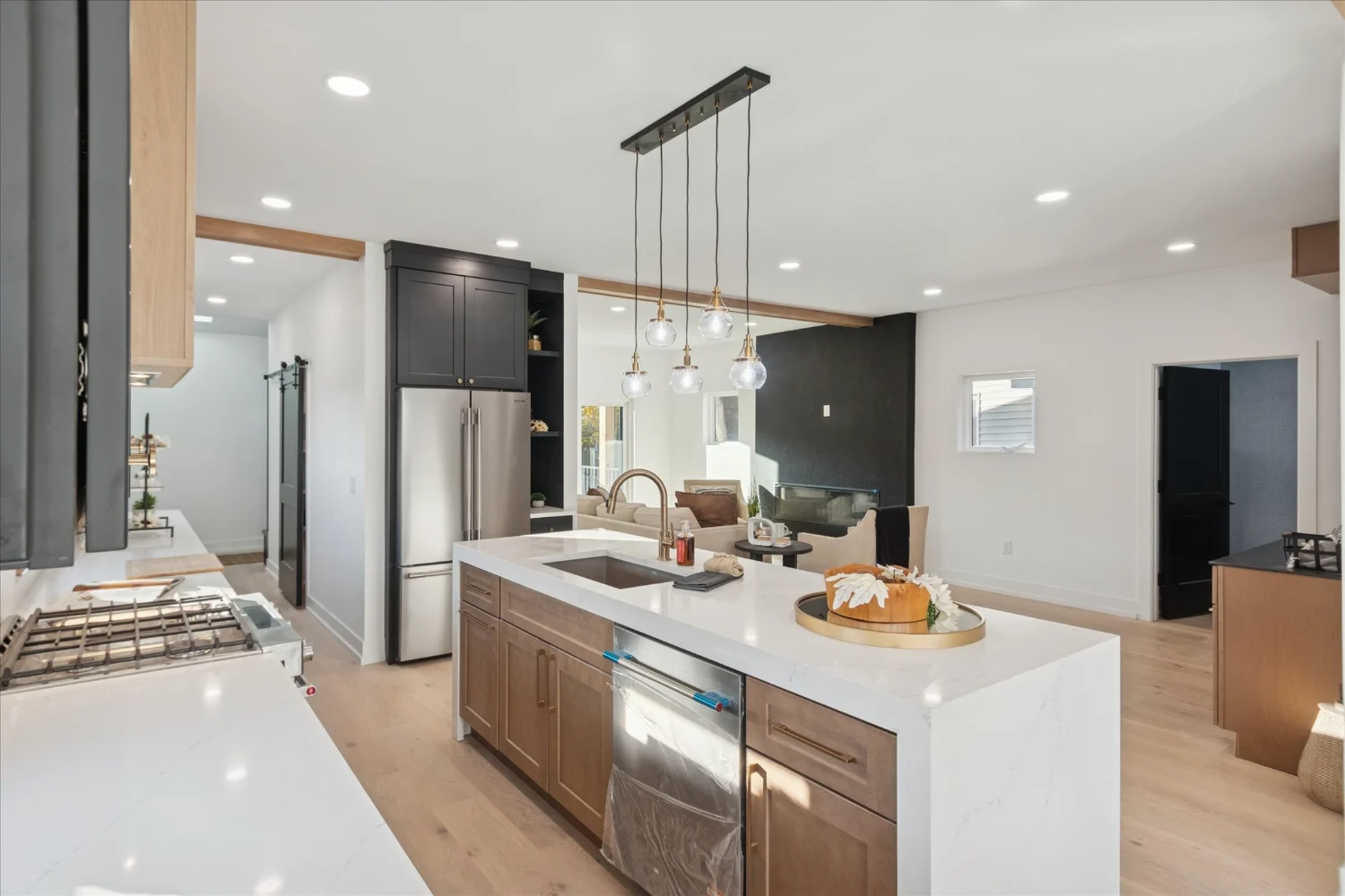 13-125 N Washington Ave-WindowStill-Photography