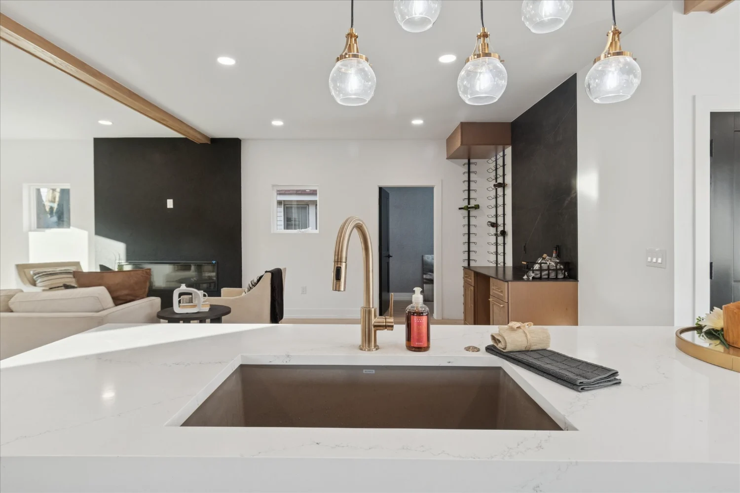 14-125 N Washington Ave-WindowStill-Photography