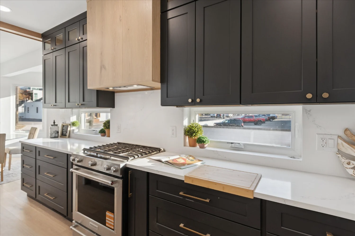 15-125 N Washington Ave-WindowStill-Photography