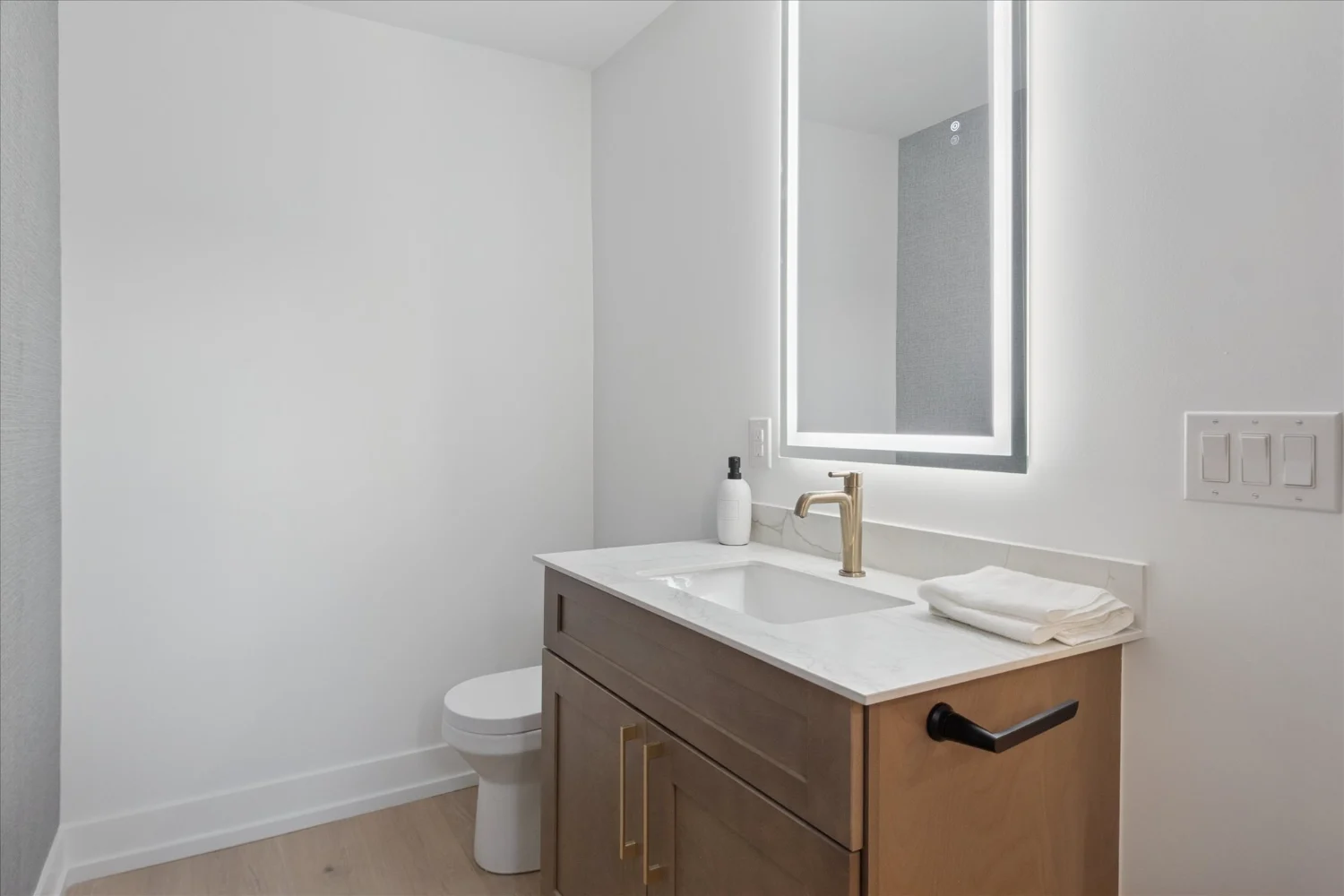 22-125 N Washington Ave-WindowStill-Photography