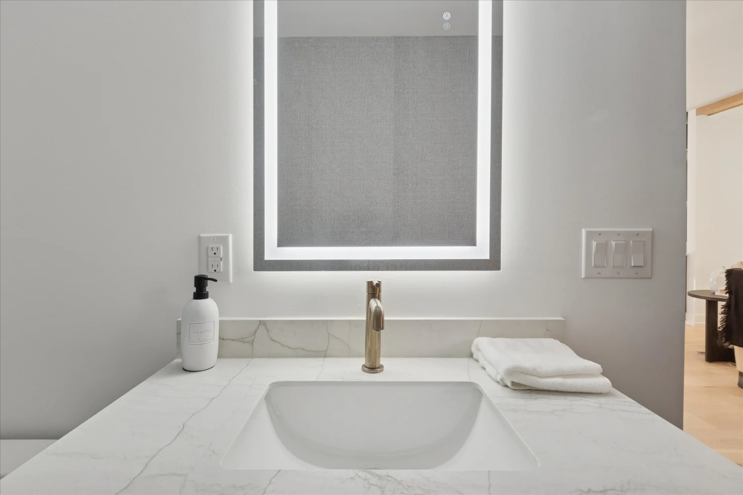 23-125 N Washington Ave-WindowStill-Photography