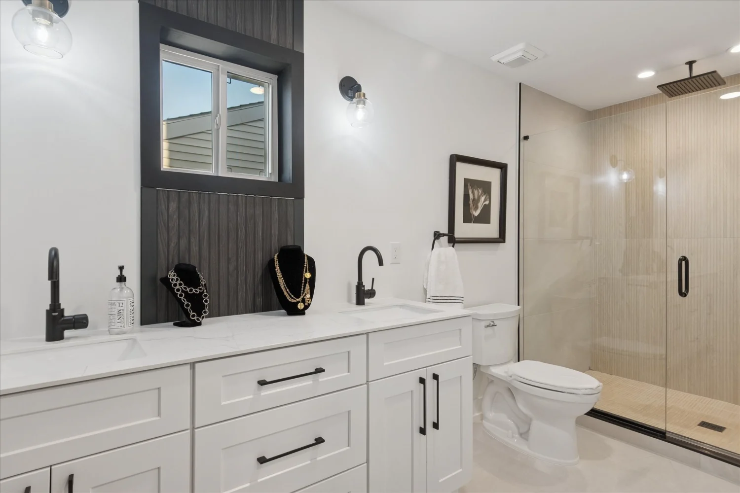 26-125 N Washington Ave-WindowStill-Photography