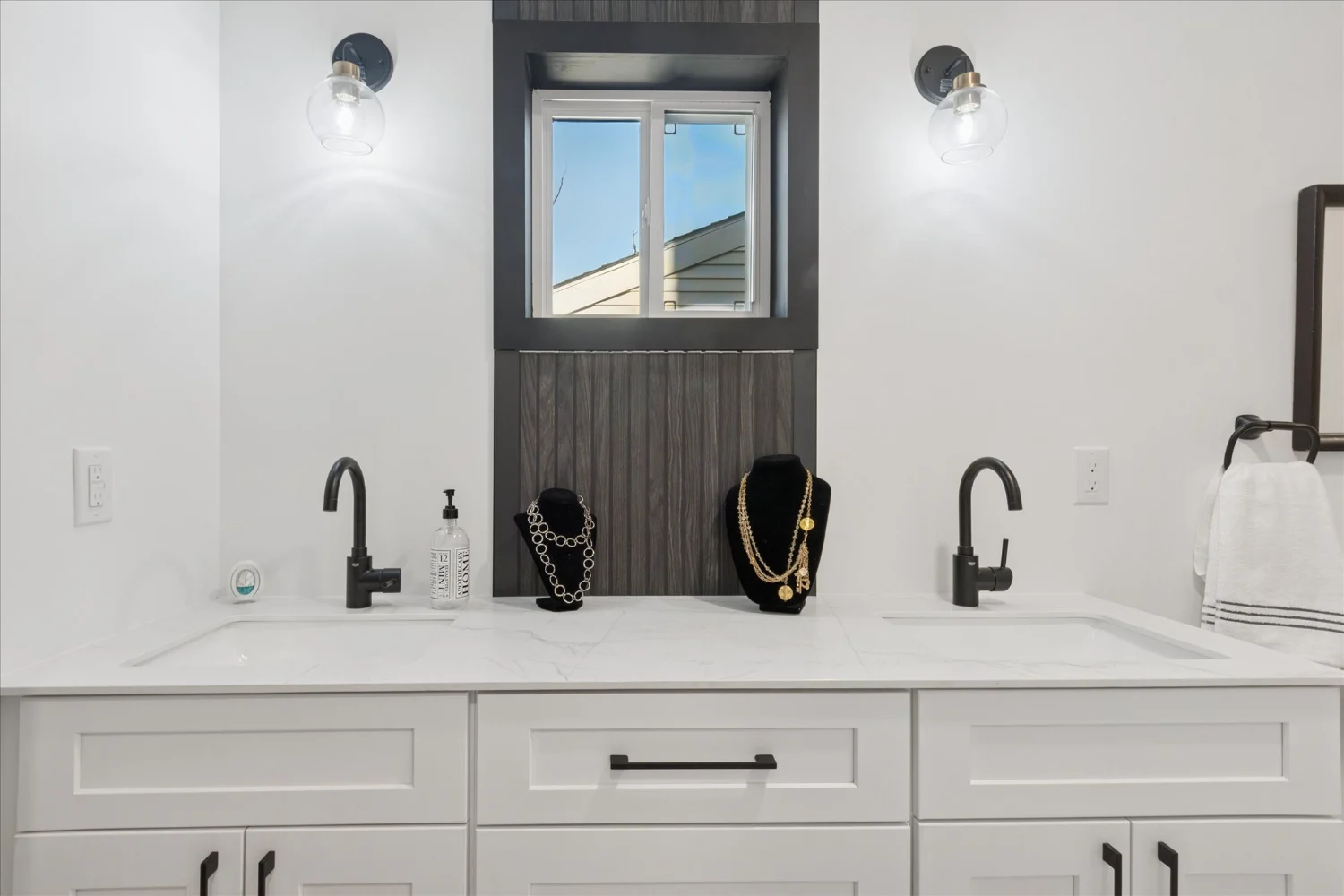 27-125 N Washington Ave-WindowStill-Photography