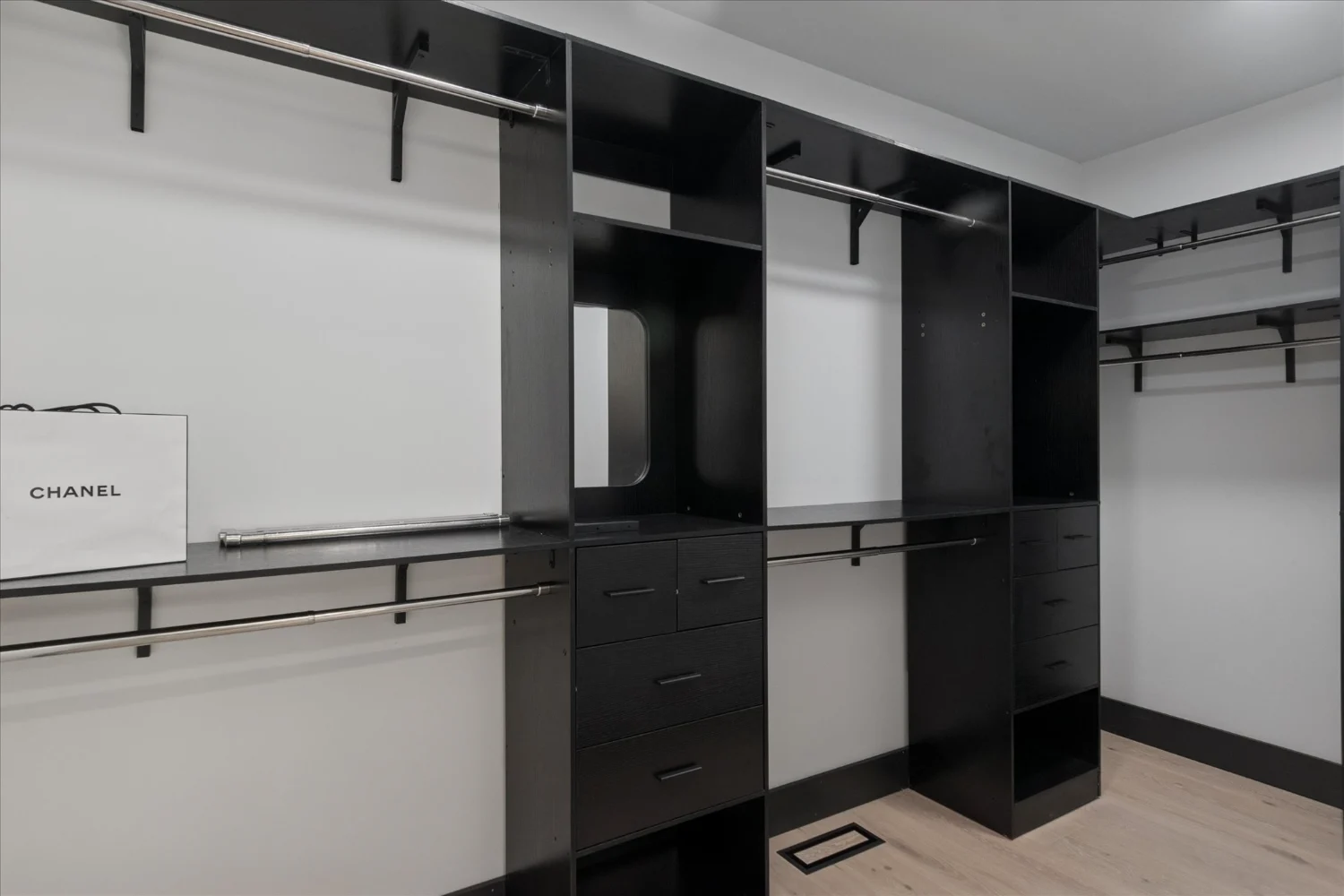 29-125 N Washington Ave-WindowStill-Photography