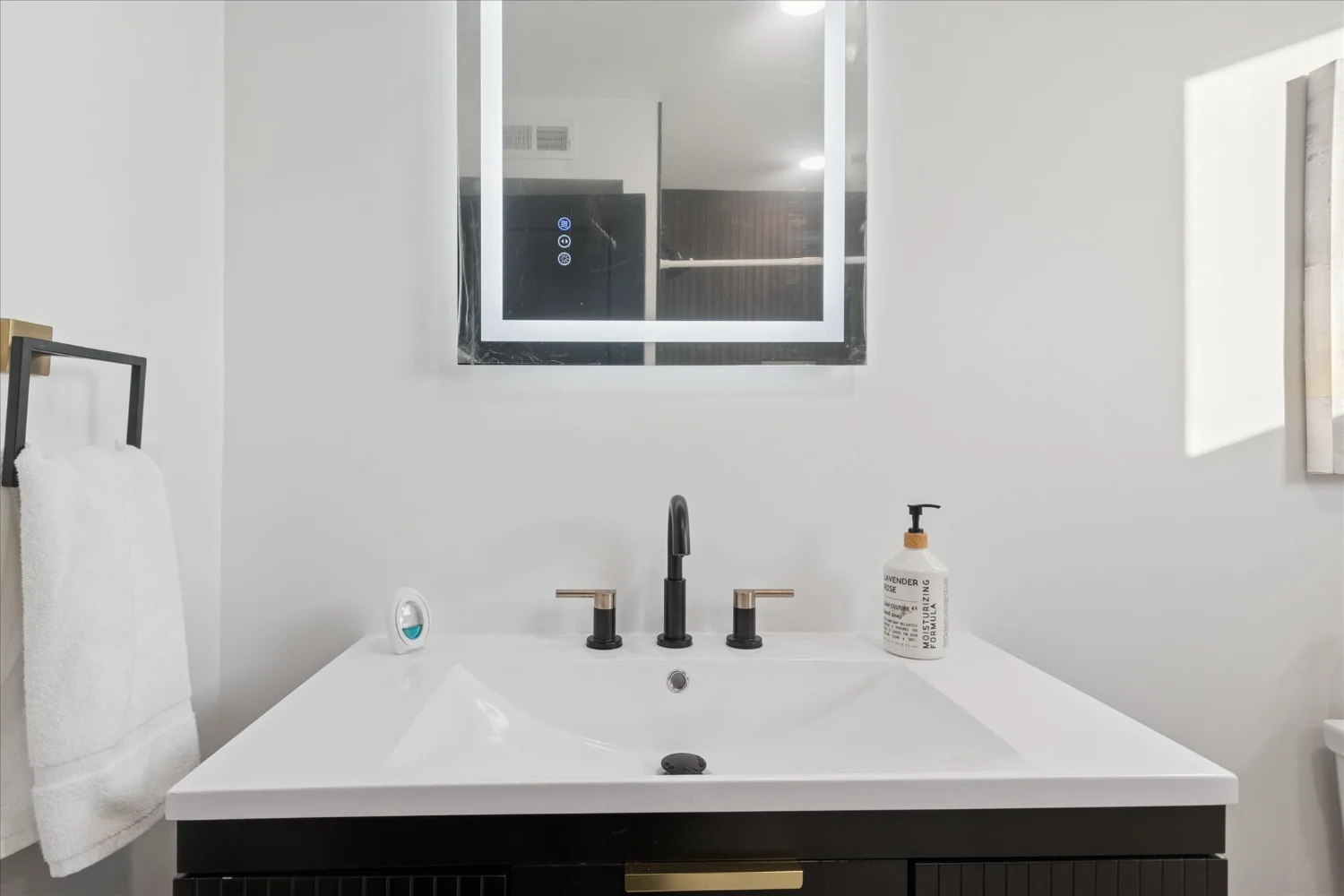 36-125 N Washington Ave-WindowStill-Photography