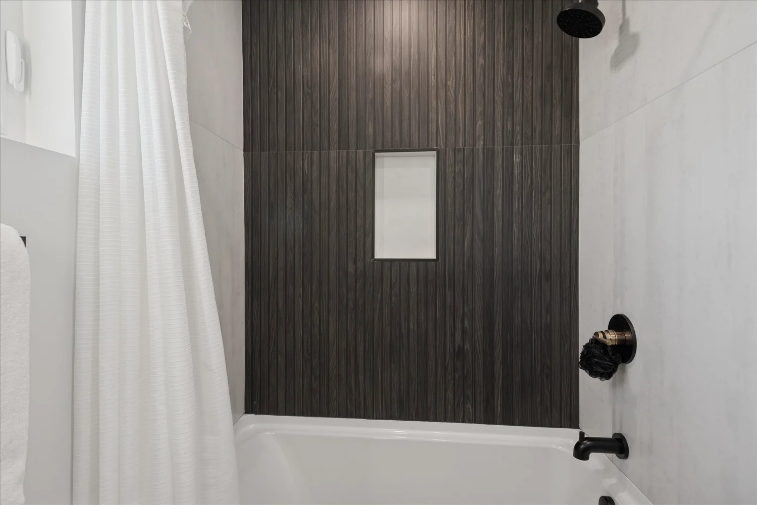 37-125 N Washington Ave-WindowStill-Photography