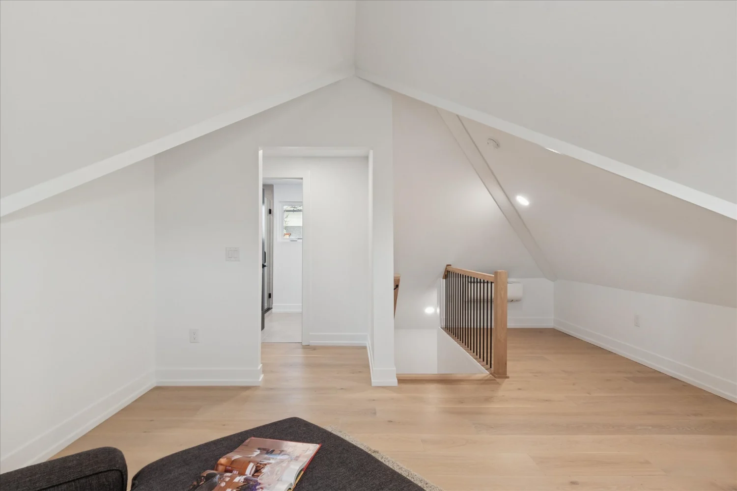 39-125 N Washington Ave-WindowStill-Photography