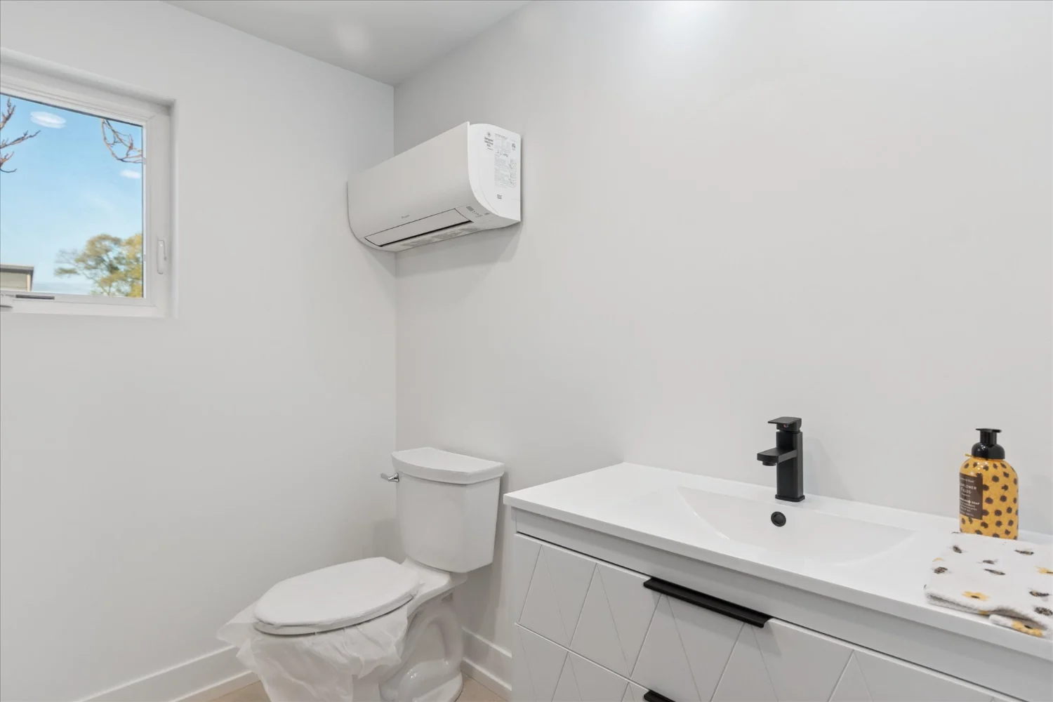 43-125 N Washington Ave-WindowStill-Photography